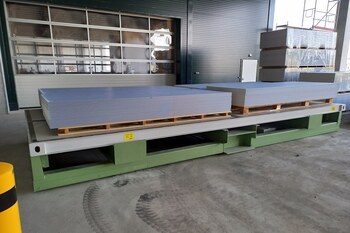 Querverschiebewagen mit Plattform zur Beladung Querverschiebewagen mit Plattform zur Beladung